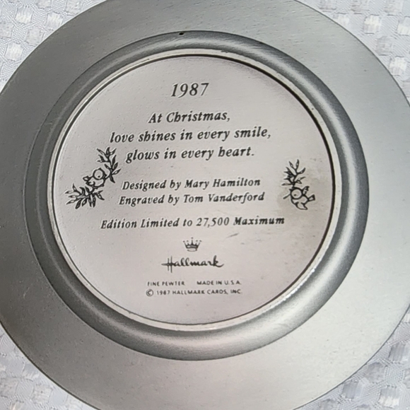 VINTAGE HALLMARK EUC 1987 CHRISTMAS SKATING PEWTER PLATE WITH STAND - Picture 2 of 3